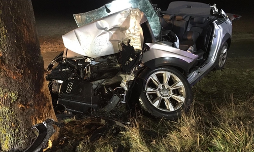 Totalschaden: Die Einsatzkräfte mussten den Mann aus dem Unfallwrack befreien. Foto/Video: Aktuell24(BM)