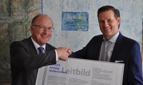 Ulrich Dempwolf (li.) gratuliert dem neuen Leiter der Regionalabteilung Braunschweig Torsten Glaser. Foto: Niedersächsische Landesschulbehörde