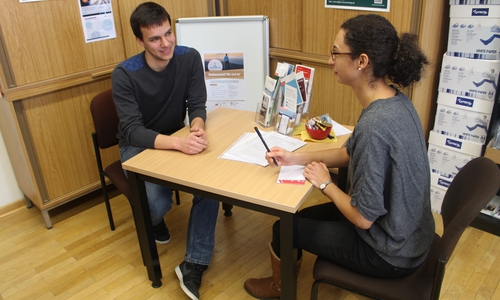 Johanna Kuchling im (nachgestellten) Beratungsgespräch mit Thomas Jusko im Büro am Bienroder Weg 97. Fotos: Alexander Dontscheff