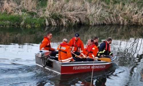 In mehreren Gruppen wurde der Umgang mit dem Boot auf dem Gewässer geübt. Fotos: Feuerwehr der Samtgemeinde Meinersen/Carsten Schaffhauser