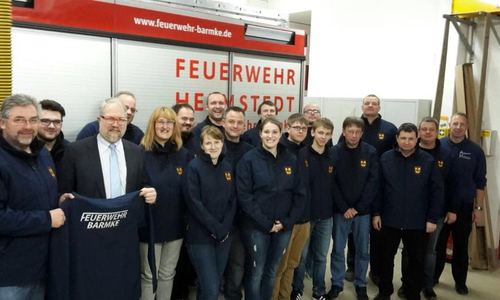 Olaf Schöndube spendete der Ortsfeuerwehr neue Softshelljacken. Foto: Feuerwehr Barmke