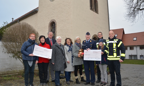 Bei der Scheckübergabe vor der Kirche in Linden (von links): Raphaela Pausch-Magrowski (Orga-Team), Juliane Liersch (DRK-Tafel), Ortsbürgermeister Kersten Meinberg, Pfarrerin Christiane Klages, Maike Köchig (Orga-Team), Melinda Lechtenberg (Kinderhospiz), Jörg Komendera (Reservisten-Kameradschaft Wolfenbüttel), Matthias Große (stellvertretender Ortsbrandmeister in Linden), Nadine Komendera (Flohmarkt-Teilnehmerin) und Marco Dickhut (Ortsbrandmeister in Linden). Foto: DRK