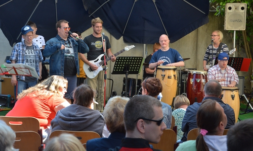 Die inklusive Band "Hand in Hand" sorgte für ordentlich Stimmung. Foto: Lebenshilfe