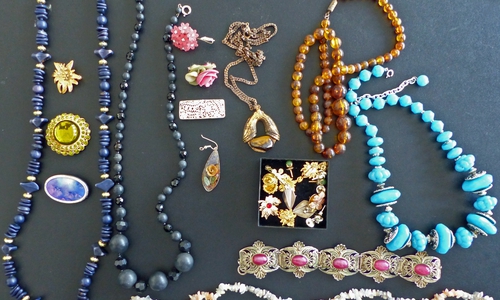 Mehrere Ketten, Broschen, Ohrringe und Armbänder sichergestellt. Foto: Polizei Wolfsburg