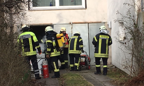Die Feuerwehr trägt den qualmenden Trockner nach draußen. Fotos: Nick Wenkel