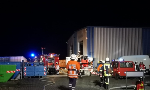 Zahlreiche Einsatzkräfte mussten nachgefordert werden, da man es mit brennenden Batterien zu tun hatte. Foto: aktuell24 (kr)