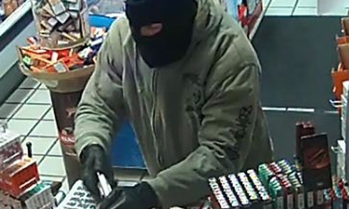 Nach einem Überfall auf eine Tankstelle in Liebenburg sucht die Polizei nun mit einem Foto nach dem Täter. Foto: Polizei