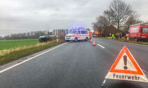 Die Straße musste halbseitig gesperrt werden. Fotos: Tobias Paschwitz