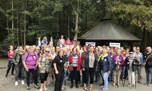 Die Teilnehmer der Erlebniswanderung im Wald. Foto: Stadt Helmstedt