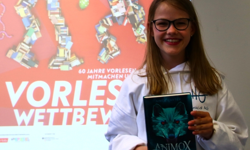 Mia Gradewald mit ihrem Siegerbuch. Foto: THG