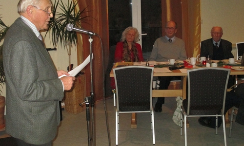 Hans Meidorn bei seinem
Vortrag . Im Hintergrund  Brunhilde Schölecke, Ernst-Henning Jahn und Gerhard Neumann. Foto: Lorenz