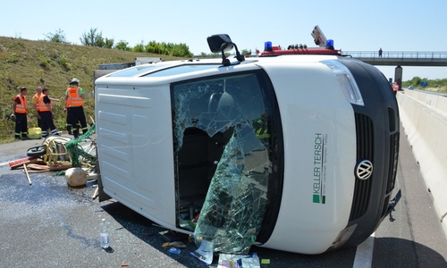 Der Transporter verlor aus noch ungeklärter Ursache die Kontrolle über sein Fahrzeug. Fotos: Freiwillige Feuerwehren der Gemeinde Cremlingen.