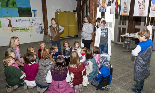 Die Kinder bei der Aufführung ihres Stückes „Fall der Mauer“. Foto: Stadt Wolfsburg