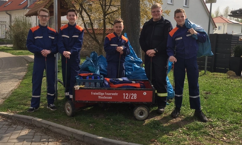 Auch die Jugend der Feuerwehr Wendessen putzte beim Stadtputztag mit. Foto: Olaf Glaeske