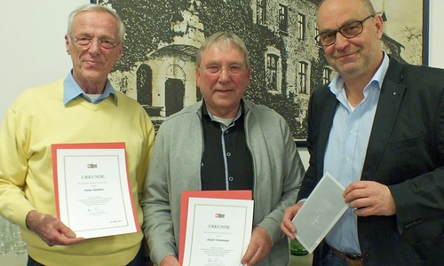 Die höchste Auszeichnung der Landesverkehrswacht Niedersachsen, die Ehrennadel in Gold und ein besonderes Dankeschön der Kreisverkehrswacht erhielten (v.l.n.r.) Peter Geißler, Josef Temmeyer und Martin Lehmann. Fotos: Verkehrswacht
