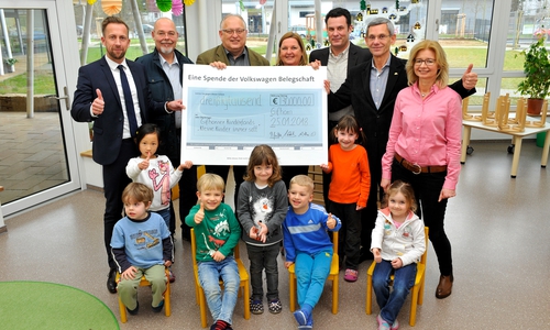 Übergabe der Belegschaftsspende an den Gifhorner Kinderfonds „Kleine Kinder immer satt“ (v.l.n.r.): Ralf Witte, Volkswagen Personal, Betriebsräte Andreas Hoppenbrink und Gunter Wachholz, Petra Heine, Leiterin der Kindertagestätte „Gifhörnchen“, Bürgermeister Matthias Nerlich sowie die Kinderfonds-Koordinatoren Holger Ploog und Annette  Hoffmann. Foto: VW