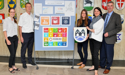 Eva Heuschen (SKEW), Oberbürgermeister Klaus Mohrs, Nora Mühling (Referat Repräsentation, Internationale Beziehungen – Kommunale Entwicklungszusammenarbeit, Stadt Wolfsburg), Vera Strasser (SKEW), Manfred Hüller (Referatsleiter Repräsentation, Internationale Beziehungen)