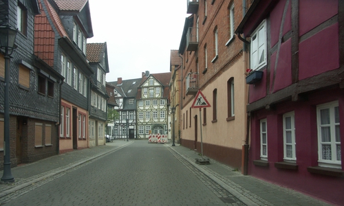 Blick in den Nordteil der Schloßtraße mit der abgesperrten Grabungsstelle vor Haus-Nr. 1 vom Dezember 2018. Im Hintergrund der Damm. Die niedrigen Fachwerkhäuser vorn links und rechts könnten noch zur Erstbebauung der Schlossstraße gehören. Fotos: Th. Budde