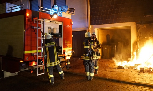 Die Feuerwehr konnte ein Übergreifen der Flammen auf das angrenzende Haus verhindern. Fotos: Feuerwehr Wolfenbüttel/Michael Hoppmann