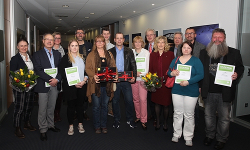 Die zehn Preisträger und die Jury im Rahmen der Prämierung in der Hauptstelle der Volksbank BraWo. Foto: Allianz für die Region GmbH/ Susanne Hübner