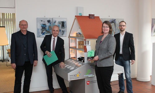 Gute Beispiele im Bereich des energieeffizienten Bauens oder Sanierens sichtbar machen, das ist das Ziel der nun gestarteten Klimaschutzkampagne „Grüne Hausnummer“. Dr. Gottfried Römer, ERA, Landrat Thomas Brych, Dr. Isabell Kiepe, KEAN, und Michael Mosebach, Klimaschutzmanagement Landkreis Goslar, stellten das Projekt heute der Öffentlichkeit vor (von links). Foto: Landkreis Goslar