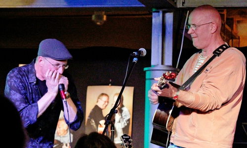 Steve Baker (links) und Julian Dawson weihen die neuen Konzertreihe "Bluenotes Gute Stube" ein. Foto: bluenote e.V.