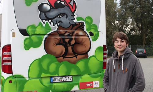 Hannes Schubert sorgt mit seinem Graffiti für Farbe auf dem WVG-Bus. Fotos: Eva Sorembik