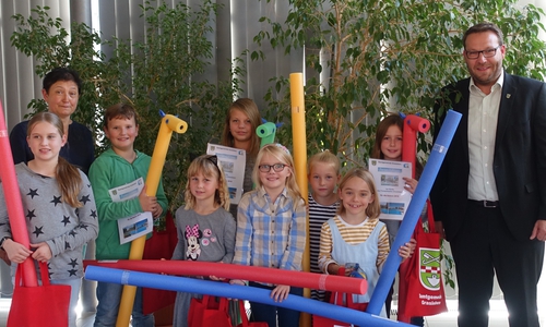 Samtgemeindebürgermeister Gero Janze, die Gewinner/innen mit Geschwistern sowie Christine Kunze von der Firma Sport-Thieme. Foto: Samtgemeinde Grasleben
