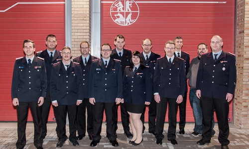 Stv. Ortsbrandmeister Parkitny, Sicherheitsbeauftragter Kahlert, Oberfeuerwehrmann Kasper, Kassenwart Streubel, Schriftführer Centmayer, Hauptfeuerwehrmann Fink, Jugendwartin Lindner, Simon Bartels (bisheriger Schriftführer), Wolfgang Schrapel (bisheriger Kassenwart), Atemschutzbeauftragter Köllner, Hauptfeuerwehrmann Stedtler-Geffers und Ortsbrandmeister Kuthe. Foto: Privat