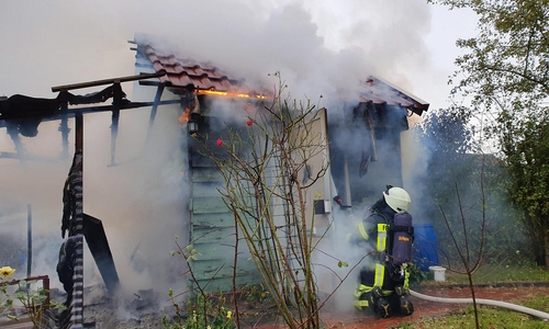 Die Gartenlaube in Jürgenohl war nicht mehr zu retten. Es konnte aber ein übergreifen auf die anderen Parzellen verhindert werden. Foto: FFW Goslar