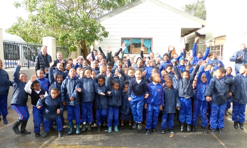 Die Kinder der Tereo Community School in Somerset West freuten sich beim gemeinsamen Gruppenfoto sichtlich über den Besuch der Ostfalia-Studentinnen aus Wolfenbüttel. Foto: Ostfalia