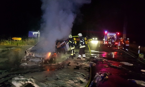 Trotz des schnellen Eingriffs der Feuerwehr brannte das Fahrzeug komplett aus. Foto: Samtgemeindefeuerwehr Meinersen, Schaffhauser