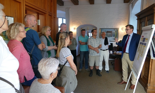 Landrat Dr. Andreas Ebel erklärte den Gästen in seinem Büro den Aufbau und die Aufgaben der Kreisverwaltung. Foto: Landkreis Goslar