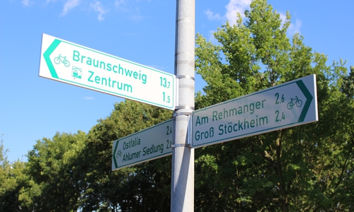 Schilder weisen Radfahrern den Weg. Foto: Max Förster