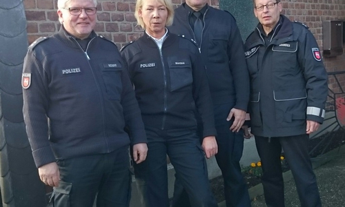 Von links nach rechts die Polizeioberkommissare Henning Kempf, Ira Matthäi, Stefan Ahrens und Hermann Brandes. Auf dem Foto fehlt Dirk Drewes von der Polizeistation Watenbüttel. Foto: Polizei Braunschweig