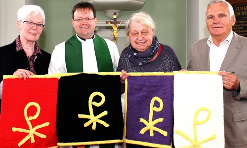 Neue Paramente für die Kirche. Von links: Barbara von Alten (Kirchenvorstand), Pfarrer Sebastian Maurer, Kirchenvögtin Monika Schieder, Alfred Libbe (Vorsitzender des Kirchenvorstands). Foto: Privat
