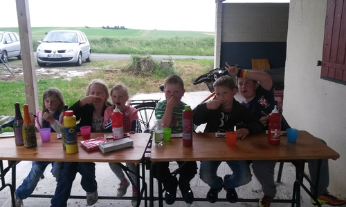 Vor den Sommerferien zeltete die Kinderfeuerwehr Bornum auf dem Sportplatz. Foto: Ortsfeuerwehr Bornum