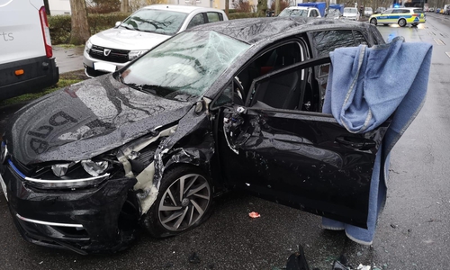 Erst nachdem der Golf wieder aufgestellt war, konnte sich die Fahrerin befreien. Foto: Aktuell24