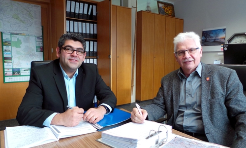Aygün Erarslan (li.) und Henry Bäsecke freuen sich über den Zuwendungsbescheid. Foto: Elmregia GmbH