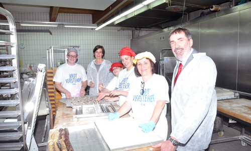 Produktionsleiter André Winkler, Katrin Benda von der Lebenshilfe, Tanja Sprenger, Melina Voges, Uta Karlowsky und der Schulleiter der CGLS, Peter Walte, beim Schneiden von Heidesandkeksen. Foto: Lebenshilfe