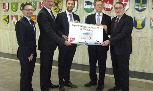 Tag der Niedersachsen. Von links: Christopher Hesse, Joachim Schingale, Dennis Weilmann, Oberbürgermeister Klaus Mohrs, Michael Sothmann. Foto: Stadt Wolfsburg