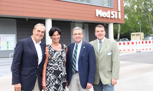 von rechts: Axel Burkhardt, Geschäftsführer des Klinikums, der Aufsichtsratsvorsitzende und Bürgermeister der Stadt Thomas Pink und die Geschäftsführer der ME GmbH Dr. Jutta Wiesner und ihr Mann Dr. Detlef Kimmling vor dem Neubau des Med51! Foto: Kai Baltzer