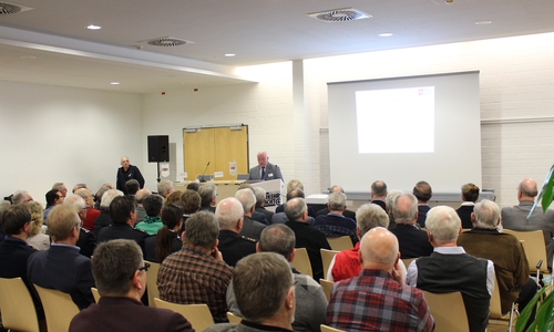 Wolfgang Gürtler, Vorsitzender der Verkehrswacht Wolfenbüttel, begrüßte die Gäste in der Lindenhalle. Fotos: Jan Borner