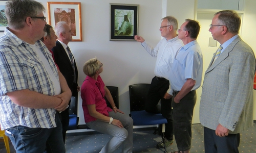 Auch Landrat Thomas Brych und AOK-Regionaldirektor Rainer Rinne ließen sich bei einem Rundgang durch die Ausstellung Details zu den Motiven und Techniken erläutern. Foto: AOK