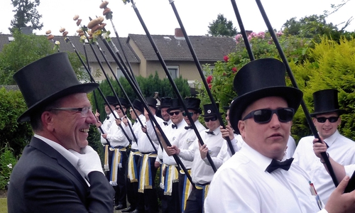 Alljährlich tritt die traditionsreiche Gruppe „Fallersleber Speerträger“ mit schwarzem Zylinder, Fliegen und Hosen sowie die blau-gelb-weißen Schärpen beim Fallersleber Volks- und Schützenfest in Aktion. Foto: Fallersleber Speerträger