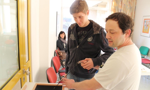 Assistenzarzt Saad Samman der allgemeinchirurgischen Klinik mit einem Schüler bei der Übung einer Gallensteinentfernung. Fotos: Klinikum
