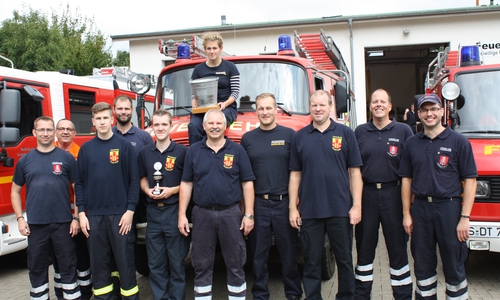 Die strahlende Siegergruppe der Ortsfeuerwehr Vienenburg umrahmt von (links) Jerstedts Ortsbrandmeister Stefan Schütze und Stadtbrandmeister Christian Hellmeier sowie (rechts) Organisator Helge Schulze und Jerstedts stellvertretender Ortsbrandmeister Ingolf Linke. Foto: Feuerwehr Goslar