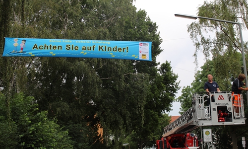 Auch die Freiwillige Feuerwehr half beim Anbringen der Transparente. Foto: Kreisverkehrswacht Helmstedt e. V.