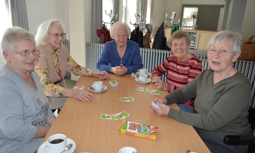 Die Damen-Kartenrunde spielt mit Begeisterung „Skip-Bo“. Foto: Richert