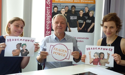 Von links: Steffi Elina Bischoff, Projektkoordinatorin, Reiner Jüngst, Ehrenamtlicher, Madeleine Martin, Projektkoordinatorin. Die hochgehaltenen Bilder sind von Anthea Engelhardt, die sich in dem Projekt engagiert. Foto: Privat